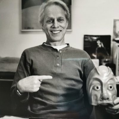 Ole Brekke point at Harlekino mask